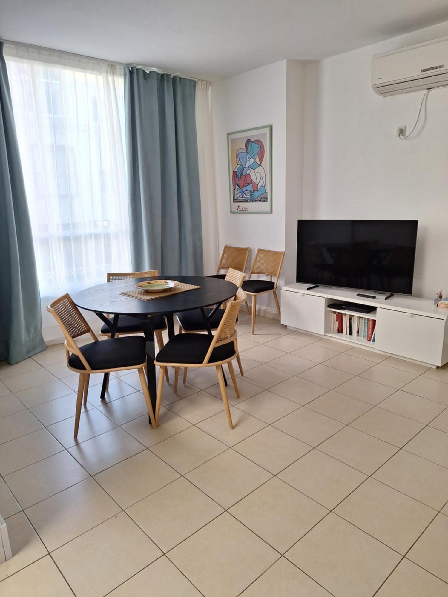 Amazing Apartment For 3 Guests Steps From The Beach Netanya Eksteriør bilde