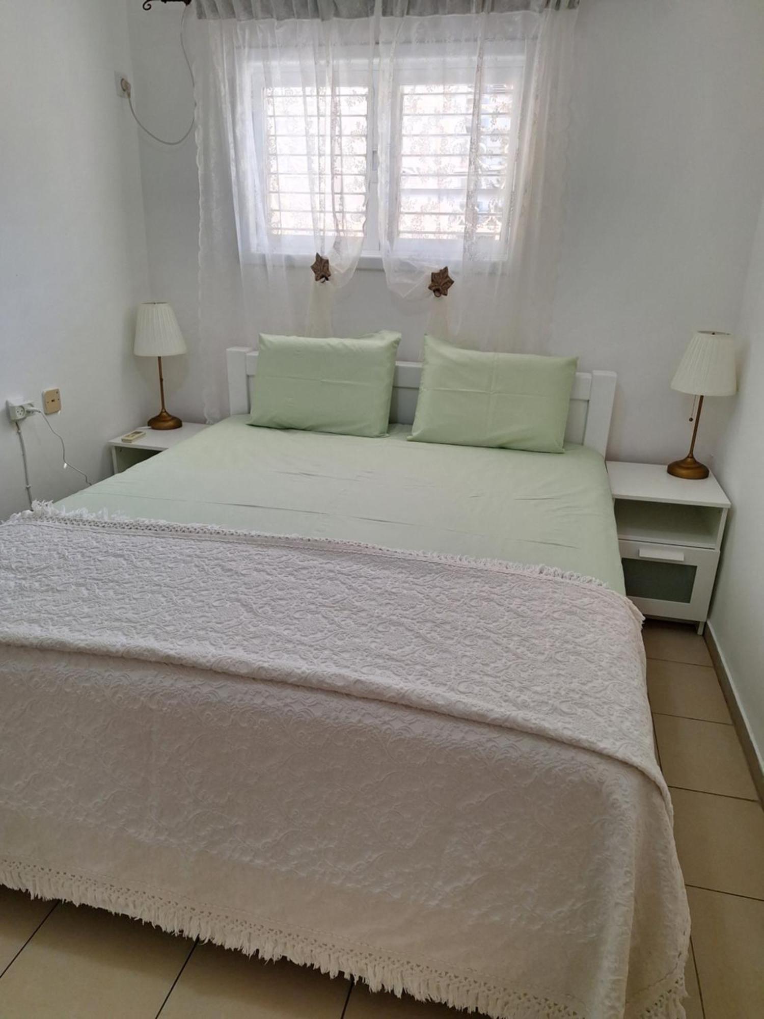 Amazing Apartment For 3 Guests Steps From The Beach Netanya Eksteriør bilde