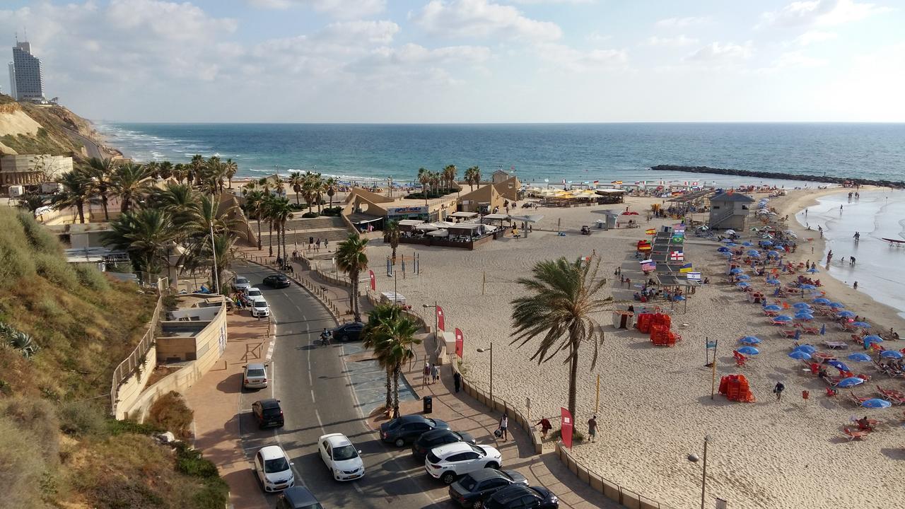 Amazing Apartment For 3 Guests Steps From The Beach Netanya Eksteriør bilde