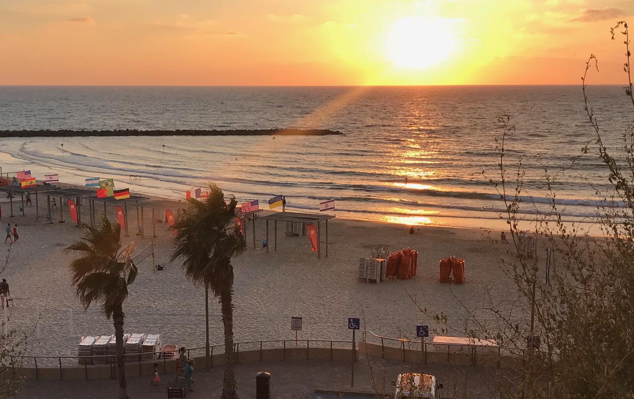 Amazing Apartment For 3 Guests Steps From The Beach Netanya Eksteriør bilde